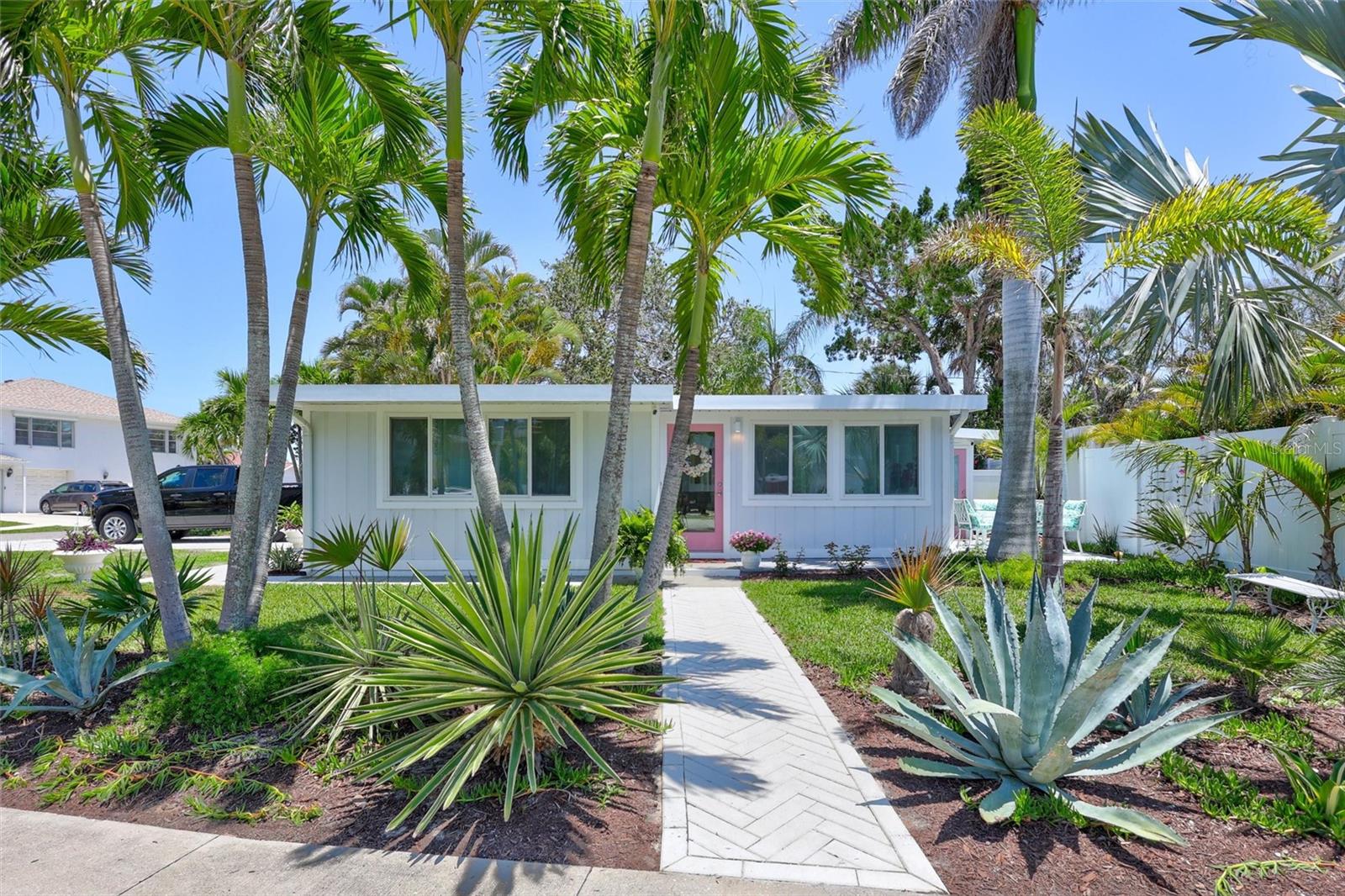 643 CALLE DEL OTONO home for sale in Sarasota Beach