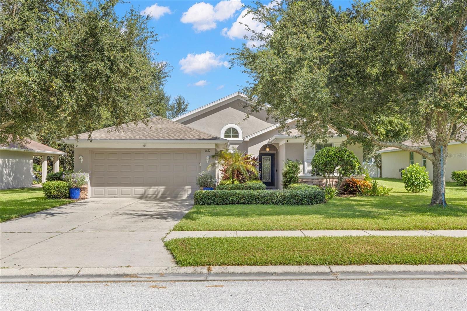 1527 RIVER COURT